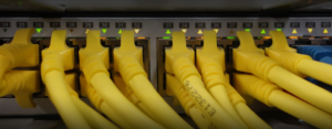 Imagen de un switch con cables ethernet conectados en todas sus interfaces